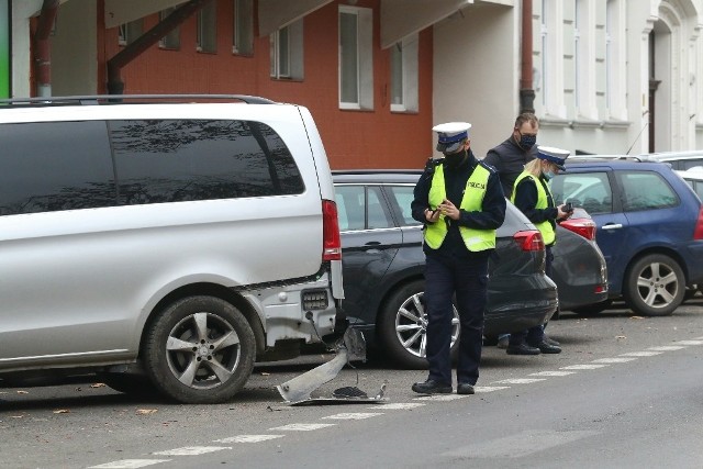 Kierowca BMW staranował 10 samochodów na ul. Krasińskiego we Wrocławiu 12.11.2020