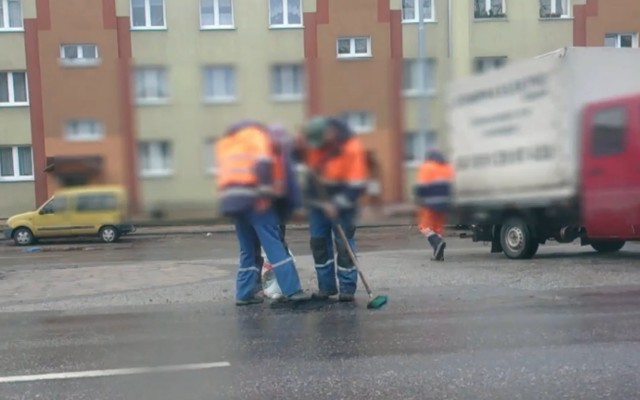 Nasz czytelnik nagrał pracowników, którzy łatali dziurę w jezdni sposobem z filmów S. Barei.