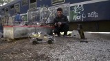 Grecja. Uchodźca zbudował dla dzieci model zdalnie sterowanego samochodu