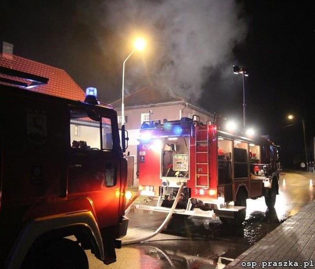 Pożar wybuchł w nocy z piątku na sobotę w domu jednorodzinnym przy ul. Kluczborskiej w Gorzowie Śląskim. Ogień pojawił się na poddaszu Zadymienie było tak duże, że strażacy musieli prowadzić akcję gaśniczą w aparatach powietrznych. Ogień podsycało nagromadzenie materiałów łatwopalnych na poddaszu. Pożar spowodowała najprawdopodobniej iskra z komina.Duże nagromadzenie materiałów łatwopalnych dodatkowo utrudniało strażakom zlokalizowanie głównego ogniska pożaru. Po zgaszeniu ognia strażacy oddymili i przewietrzyli budynek. Straty wywołane pożarem są bardzo duże. Wstępnie oszacowano je na 70 tysięcy zł. Warto jednak dodać, że dzięki skutecznej akcji strażacy uratowali mienia warte ok. 250 tysięcy zł.Pożar gasiło 7 zastępów straży pożarnej: dwie z Jednostki Ratowniczo-Gaśniczej w Oleśnie, trzy z OSP Gorzów Śląski, a także OSP Praszka i OSP Kozłowice.