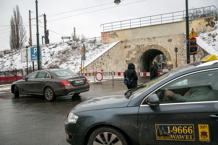 Kolejarze zablokowali przejazd ulicą Miodową pod wiaduktem