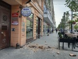 Potężny fragment gzymsu runął na chodnik na ul. Piotrkowskiej! ZDJĘCIA