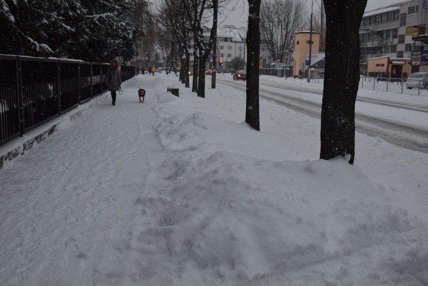 Zima 2021. Ostrołęka zasypana śniegiem. Fatalna sytuacja w Ostrołęce we wtorek 9.02.2021. Zdjęcia