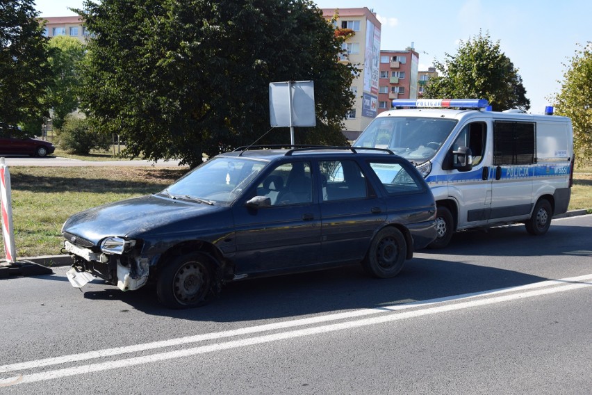 Ulica Koszalińska w Szczecinku. Rozbity samochód bez kierowcy [zdjęcie]