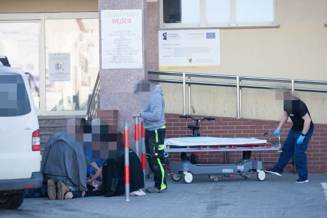 Ekipa reanimacyjna ratowała pacjenta przed wejściem do słupskiego szpitala
