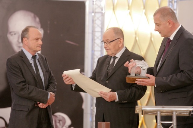 Rafał Dutkiewicz i Adolf Juzwenko (po prawej stronie zdjęcia) podczas wręczania nagrody im. Jana Nowaka-Jeziorańskiego.