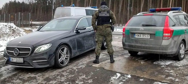 Patrol placówki straży granicznej Zielona Góra-Babimost zatrzymał do kontroli luksusowego mercedesa. Okazało się, że samochód został skradziony w Niemczech. W dodatku miał podrobione polski tablice rejestracyjne.W sobotę, 17 marca, patrol straży granicznej z placówki Zielona Góra-Babimost prowadził kontrole na S3 na odcinku z Zielonej Góry do Niedoradza. W pewny  momencie pogranicznicy zauważyli luksusowego mercedesa. Dali kierowcy znaki do zatrzymania się. Samochód zjechał na pobocze.Straż graniczna poprosiła o dokumenty kierowcy i mercedesa. Kierowca ich nie miła. Mało tego. Nie miał… kluczyków od mercedesa. Na miejsce została wezwana zielonogórska policja. Po chwili okazało się, że tablice rejestracyjne mercedesa są podrobione. Sfałszowano je na podstawie oryginalnych od innego auta.Kierowca został zatrzymany. To 46-letni mieszkaniec Żagania. Samochód został świeżo skradziony na terenie Niemiec. Jechał z pewnością do dziupli. Tam zostałyby przebite jego numery i wystawione fałszywe dokumenty.Dzięki rutynowej kontroli straż graniczna odzyskała samochód wart ok. 250 tys. zł.POLECAMY: Magazyn Informacyjny "Gazety Lubuskiej"