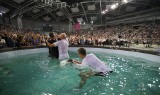 Chrzest świadków Jehowy w Łodzi. Zanurzyli się w basenie podczas zjazdu w Atlas Arenie [ZDJĘCIA, FILM]