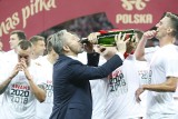 Polska zagra na Euro 2020. Strzeliły szampany na boisku. Zobaczcie radość Biało-Czerwonych. Zobaczcie zdjęcia
