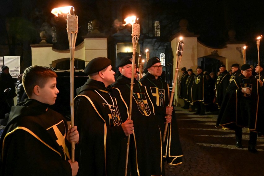 Miejska Droga Krzyżowa w Kielcach przeszła od kościoła świętego Wojciecha do katedry. Byli trzej biskupi, wielu kapłanów i setki wiernych