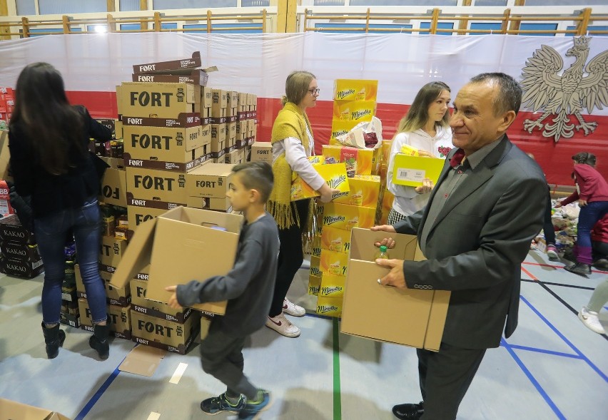 "Paczka dla Rodaka i Bohatera na Kresach". Spakowali prezenty i ruszyli na wschód [ZDJĘCIA]