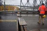 Most tymczasowy w Krośnie Odrzańskim uszkodzony! Przez ciężarówkę powstała... dziura. Są utrudnienia. Wprowadzono ruch wahadłowy