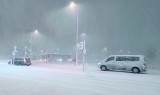 Zaspy śnieżne, popsute autobusy i korki. To skutki burzy śnieżnej, która nawiedziła stolicę Polski
