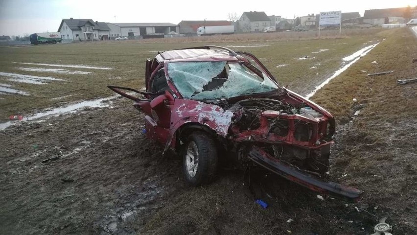 Krotoszyn: Poważny wypadek w Biadkach. Kierowca wyrzucony z...