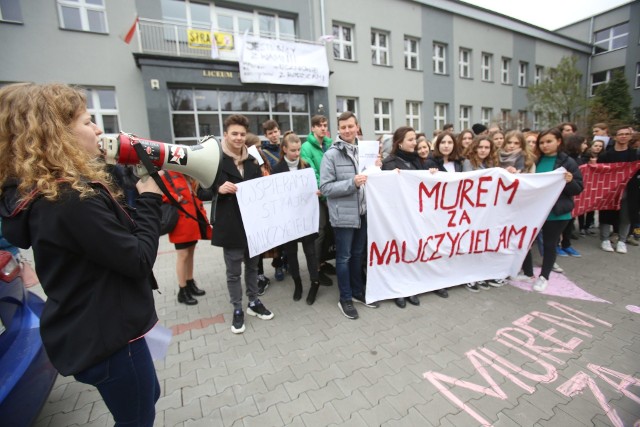 Uczniowie IV LO im. Staszica w Sosnowcu zorganizowali w czwartek pikietę, wyrażając w ten sposób swoje poparcie dla postulatów nauczycieli.