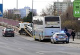 Wypadek ukraińskiego autokaru i osobówki na Gądowiance we Wrocławiu. Autokar pojechał na Ukrainę... poklejony taśmą! Zobaczcie zdjęcia