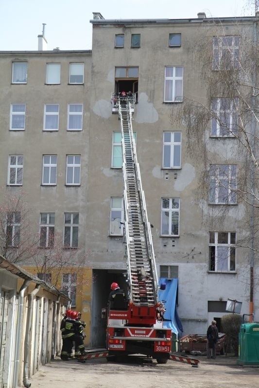 Wrocław: Straż pożarna znalazła martwą kobietę w mieszkaniu przy ul. Dąbrowskiego (ZDJĘCIA)