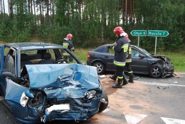 Ford wjechał po opla. Doszło do potężnego zderzenia.