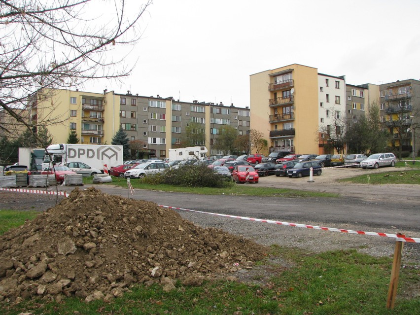 Budują parking z prawdziwego zdarzenia w Olkuszu na os. Młodych