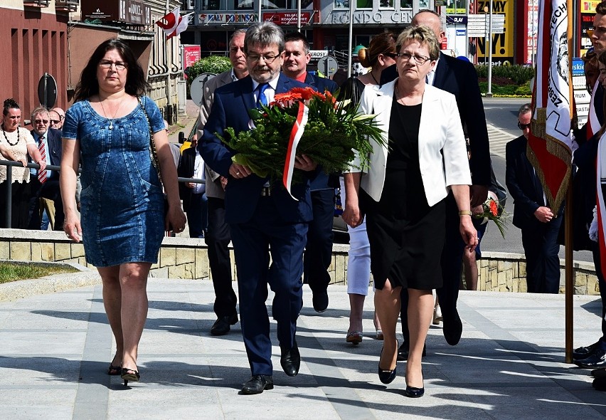 Pochodem ulicami Świeykowskiego i 3 Maja przed Pomnik Tysiąclecia Państwa Polskiego gorliczanie świętowali 1 Maja