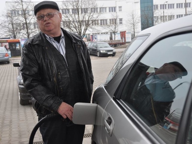 Starszych ludzi, emerytów, często nie stać na drogą benzynę. A przecież czasem trzeba jeździć samochodem – mówi Józef Bajgus