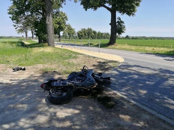 31-latek kierując motocyklem przewrócił się i uderzył w...