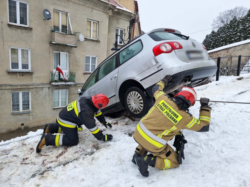 Niecodzienny wypadek w Przemyślu. Volkswagen passat zawisł na skarpie. Jedna osoba została ranna [ZDJĘCIA, WIDEO]
