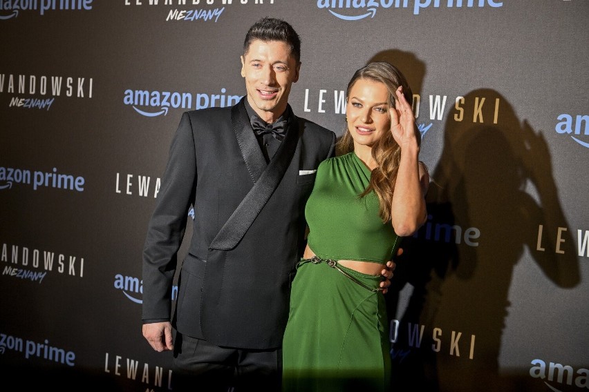 Robert i Anna Lewandowscy brylują na premierze dokumentu „Lewandowski - Nieznany”. Wszyscy jednak patrzyli na siostrę piłkarza! Odważny dekolt Mileny Lewandowskiej