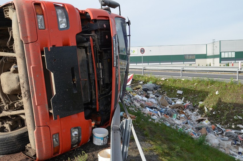 Wypadek na AOW. Z ciężarówki wysypała się góra śmieci (ZDJĘCIA, FILM)