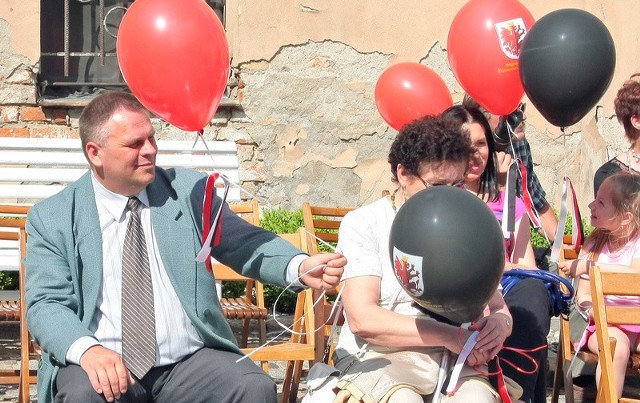 Mirosław Stochaj rozdaje balony podczas święta województwa kujawsko-pomorskiego w Grudziądzu