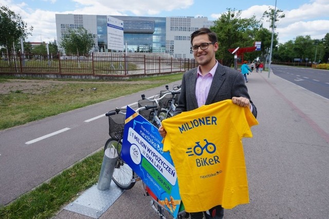 Piotr Fiedorczuk otrzymał żółtą koszulkę lidera i 500 złotowe doładowanie rowerowego konta. Może więc wyruszać na bardzo dalekie wycieczki.