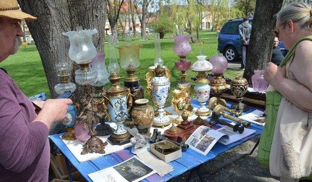 Organizowany od kwietnia w każdą trzecią niedzielę miesiąca targ staroci w rynku rozwadowskim ożywia go