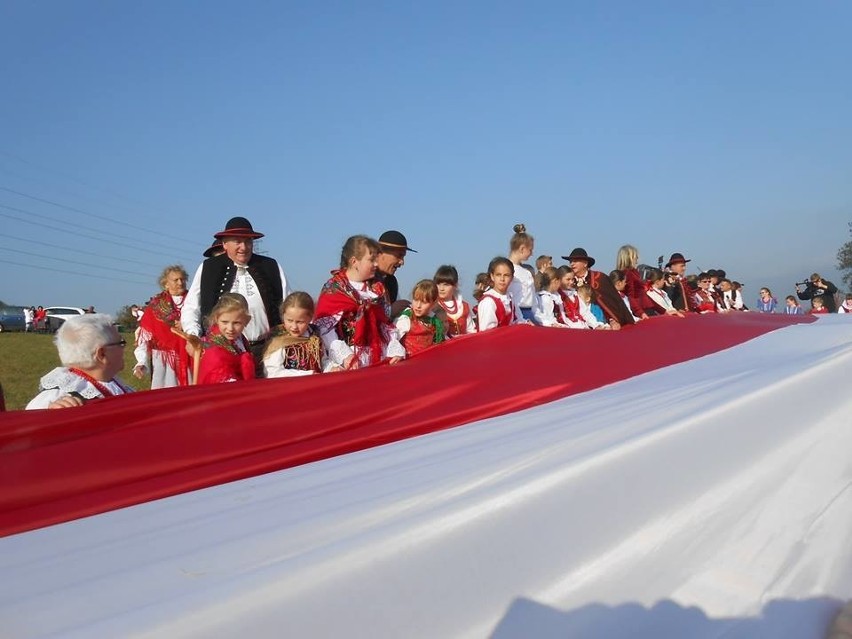Mieszkańcy Żywiecczyznyrozłożyli 100-metrową flagę  na stoku...