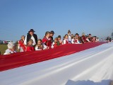 Milówka: Górale uczcili 100-lecie odzyskania niepodległości. Rozwinęli 100-metrową flagę, z braćmi Golcami zaśpiewali hymn Polski ZDJĘCIA