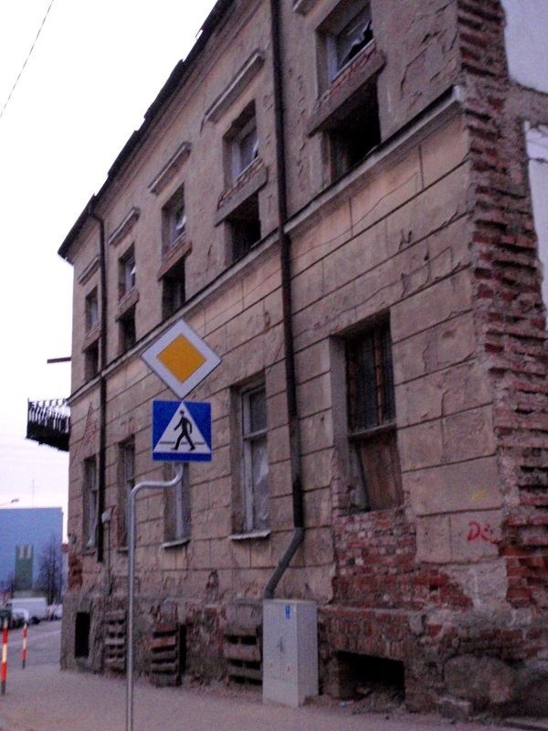 Ruiny w centrum: Mieszkańcy łukiem omijają budynki, z których spadają cegły (zdjęcia)