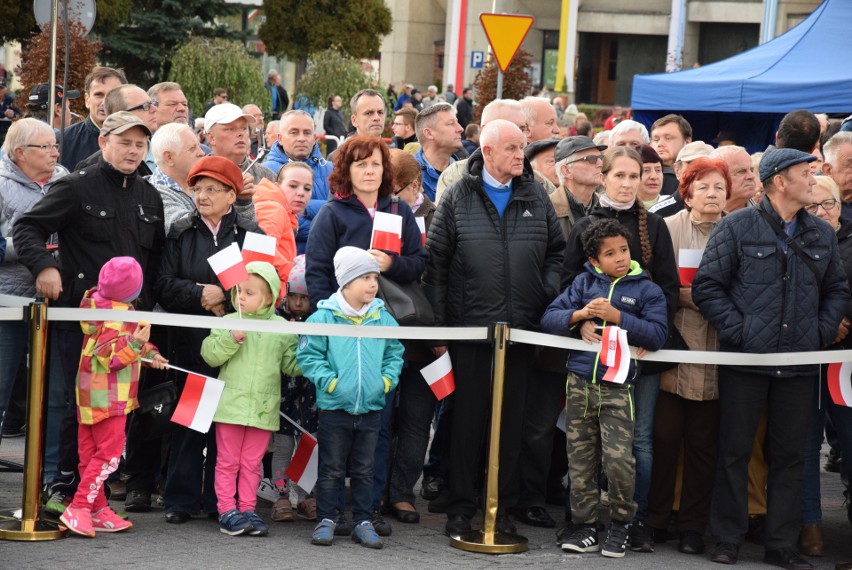 Andrzej Duda – skandowali sympatycy prezydenta RP w Oświęcimiu. Konstytucja – grzmiał KOD  