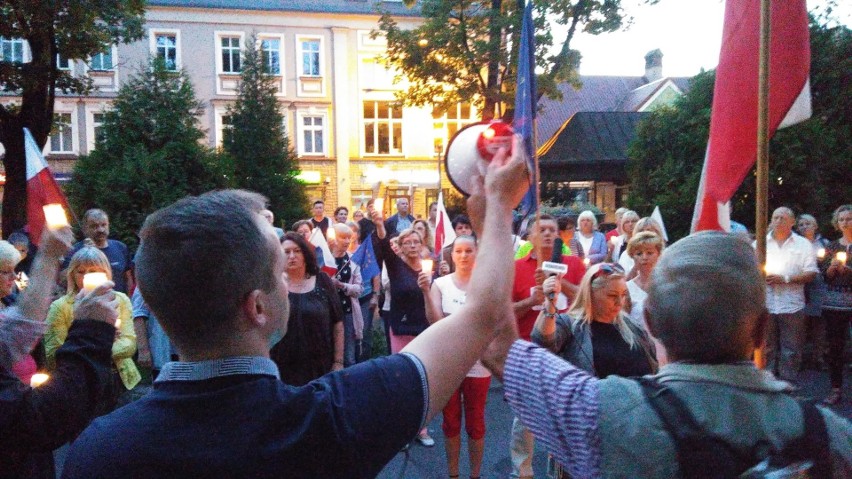 Protest przed Sądem Rejonowym w Żywcu. Prezydent dwa razy wetuje, ale ludzi i tak przyjdą [FOTO]