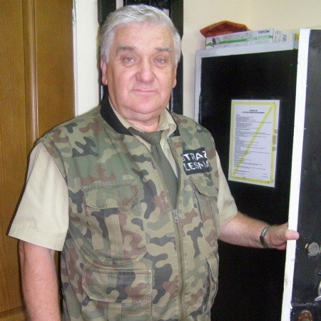 Henryk Jarosz ma 60 lat, żonaty, troje dzieci i sześcioro wnuków, szefem straży leśnej jest od 1994 r.