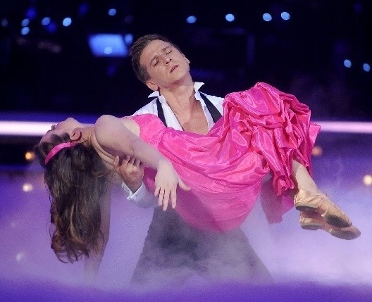 Tomek Barański i Maria Niklińska w pięknej choreografii do walca angielskiego.