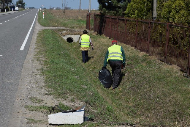 Sprzątaniem rowów zajmuje się 15 osób, zatrudnionych do prac społecznie użytecznych.