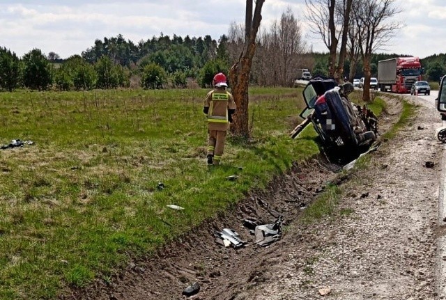 Tragiczny wypadek w Obicach. Kierowca zmarł w szpitalu [ZDJĘCIA]