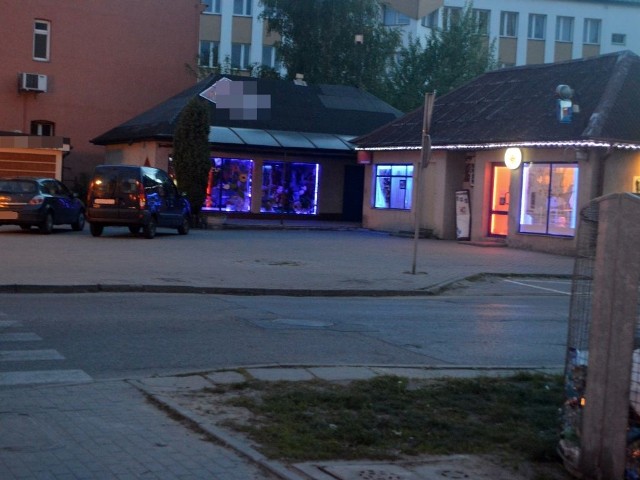 Ulica Kościuszki we Włocławku. Kobiecie udało się oswobodzić i zadzwonić po policję.