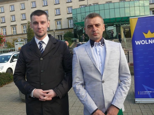 Dawid Lewicki (z lewej) i Mateusz Baśkiewicz twierdzą, że miasto niezgodnie z prawem pobiera opłaty postojowe.
