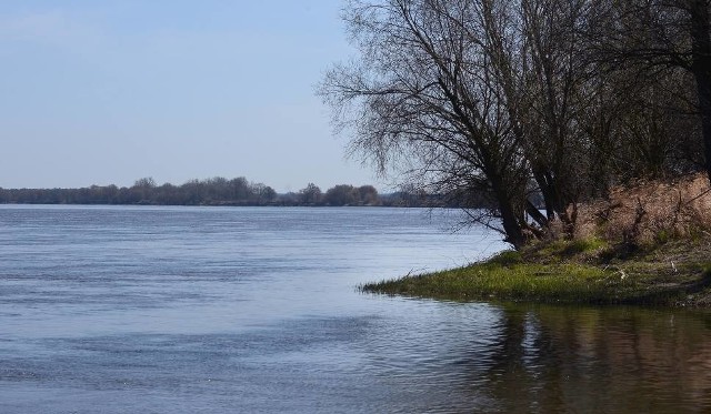 Mężczyzna wpadł do Wisły w rejonie bydgoskiego Wyszogrodu. Nie wiadomo, jak znalazł się w wodzie. Ratownikom udało się go wyciągnąć. Był przytomny.