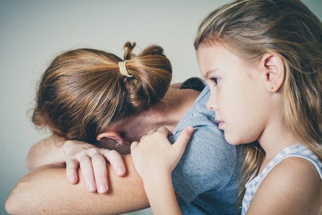 Kobieta nie wiedziała, że związuje się z żonatym, dzieciatym mężczyzną. Mówił przecież, że jest bezdzietnym kawalerem. Teraz bydgoszczanka została sama z córkami