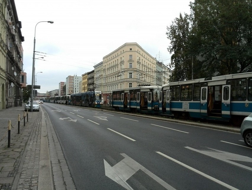 Wrocław: Siedemnaście tramwajów stało na Grabiszyńskiej. Brak napięcia w trakcji (FOTO)