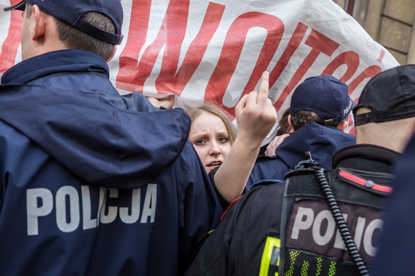 Marsz ONR w Warszawie [ZDJĘCIA] Narodowcy świętowali, Obywatele RP chcieli zablokować pochód