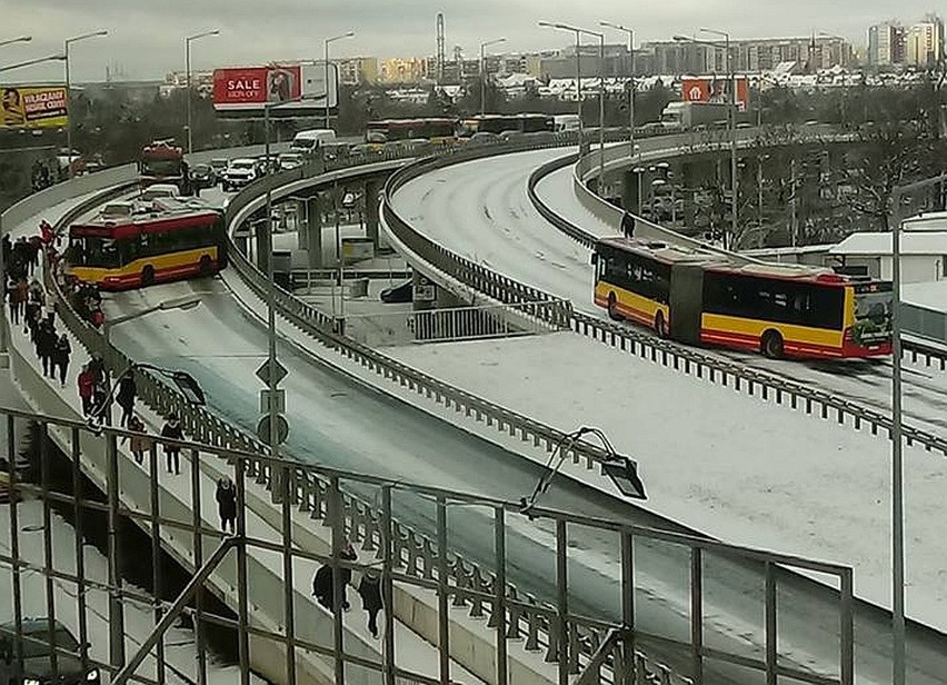 Atak zimy we Wrocławiu. Miasto stanęło w korku (ZDJĘCIA)