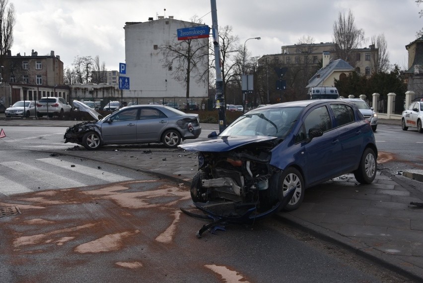 Wypadek na skrzyżowaniu ul. Żeromskiego. Dwie osoby wylądowały w szpitalu