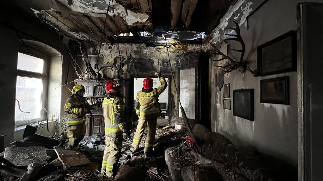 Pożar w kamienicy w Jaworze. Na strażaka runął strop budynku, mężczyzna trafił do szpitala